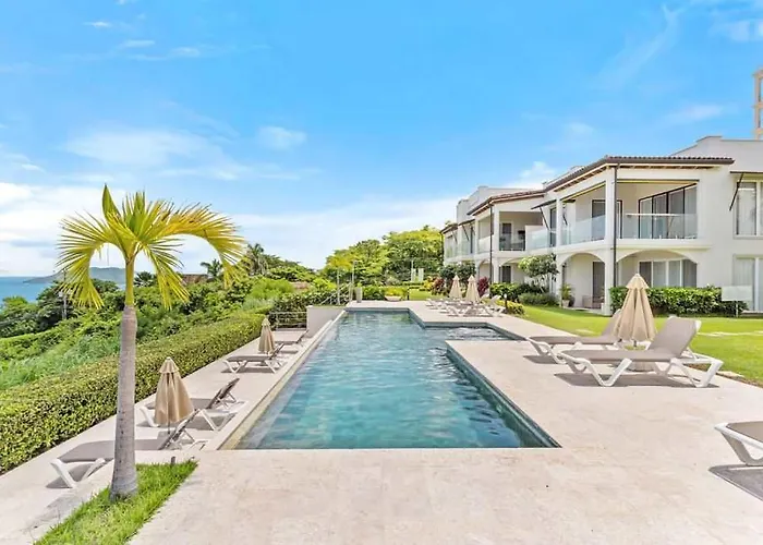 Infinity Pools, Ocean Views, Gym & Concierge *