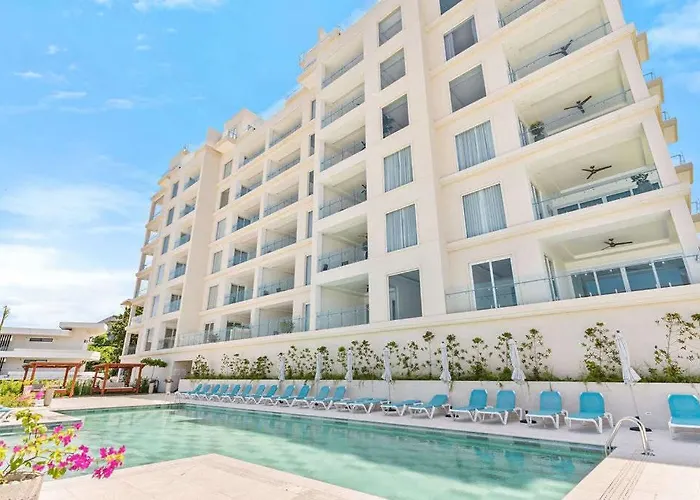 Infinity Pools, Ocean Views, Gym & Concierge *