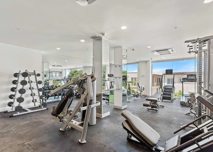 Infinity Pools, Ocean Views, Gym & Concierge
