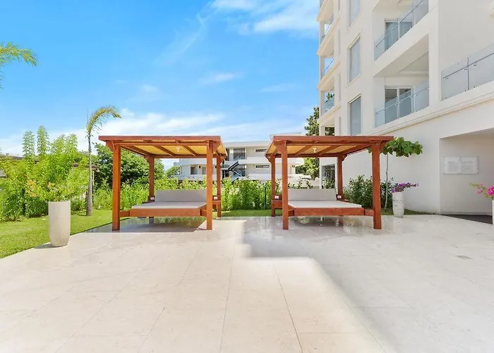 Infinity Pools, Ocean Views, Gym & Concierge *