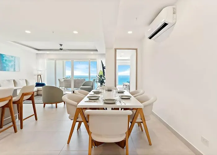 Infinity Pools, Ocean Views, Gym & Concierge *